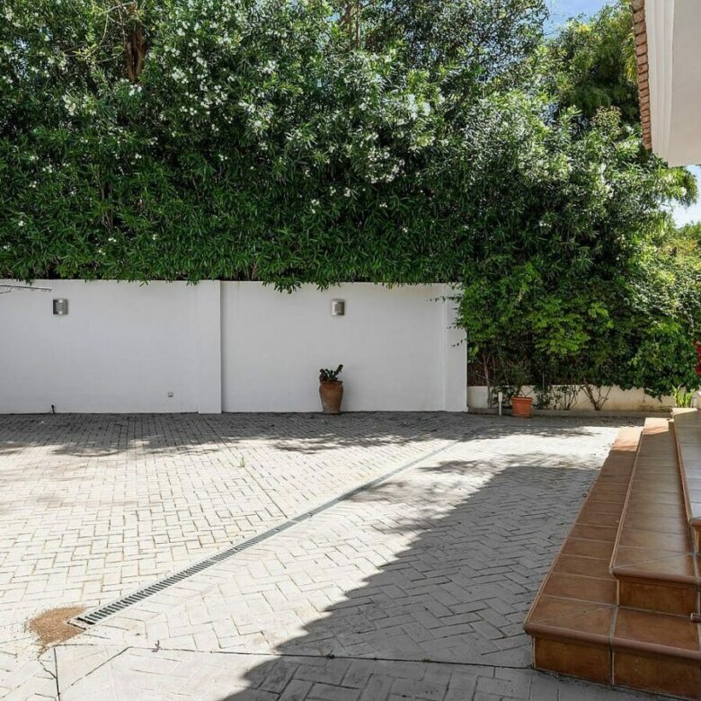 Andalusian villa with sea views and pool in El Paraiso Alto, Benahavis
