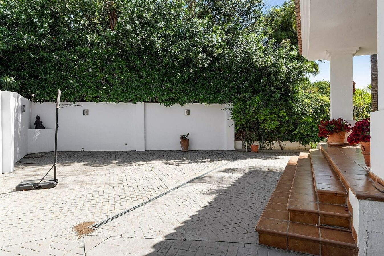 Andalusian villa with sea views and pool in El Paraiso Alto, Benahavis