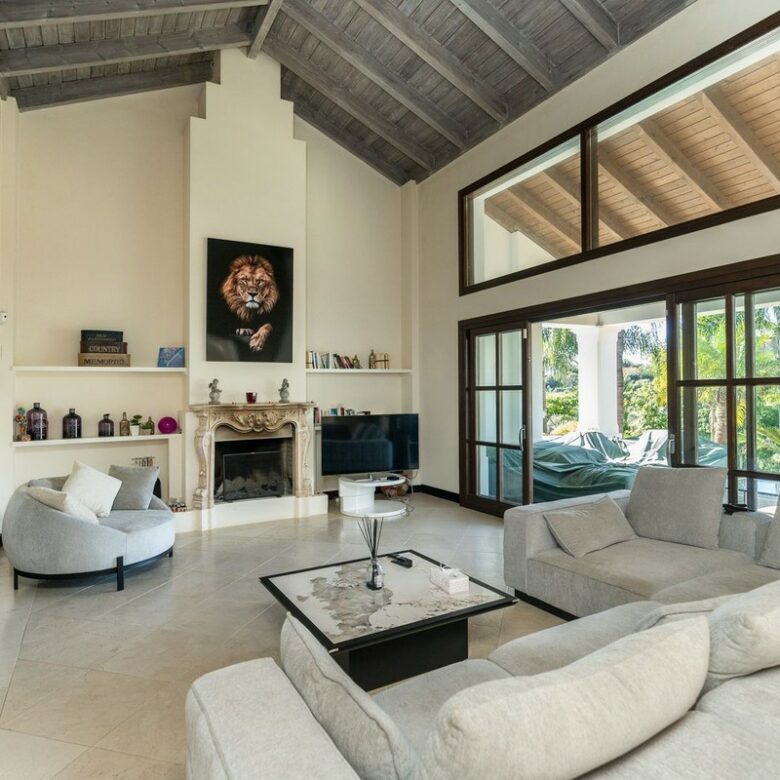 Reduced Andalusian villa with renovation potential El Paraiso Benahavis