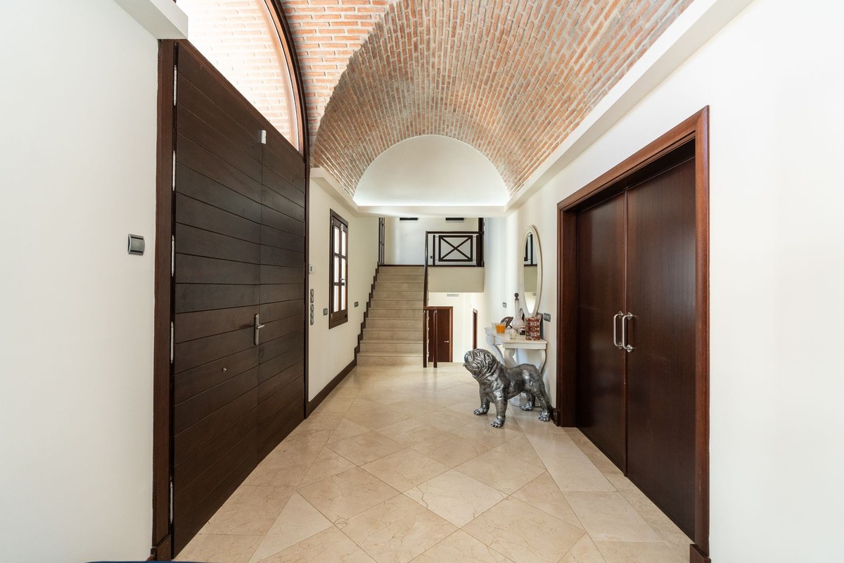 Reduced Andalusian villa with renovation potential El Paraiso Benahavis