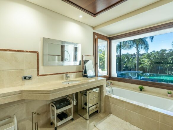Reduced Andalusian villa with renovation potential El Paraiso Benahavis