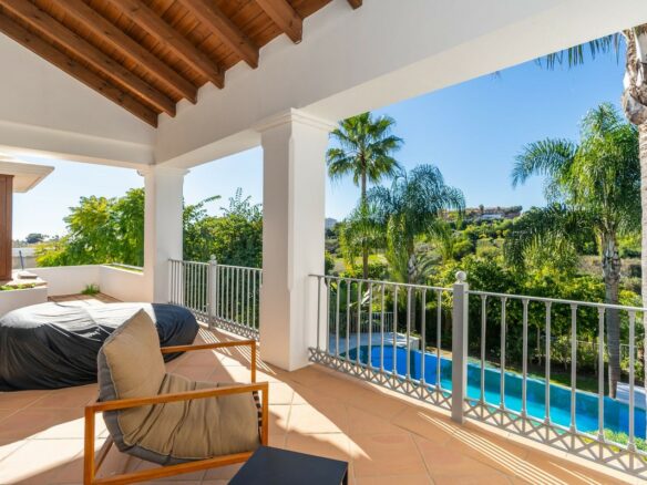 Reduced Andalusian villa with renovation potential El Paraiso Benahavis