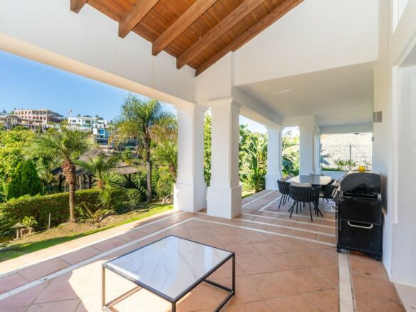 Reduced Andalusian villa with renovation potential El Paraiso Benahavis