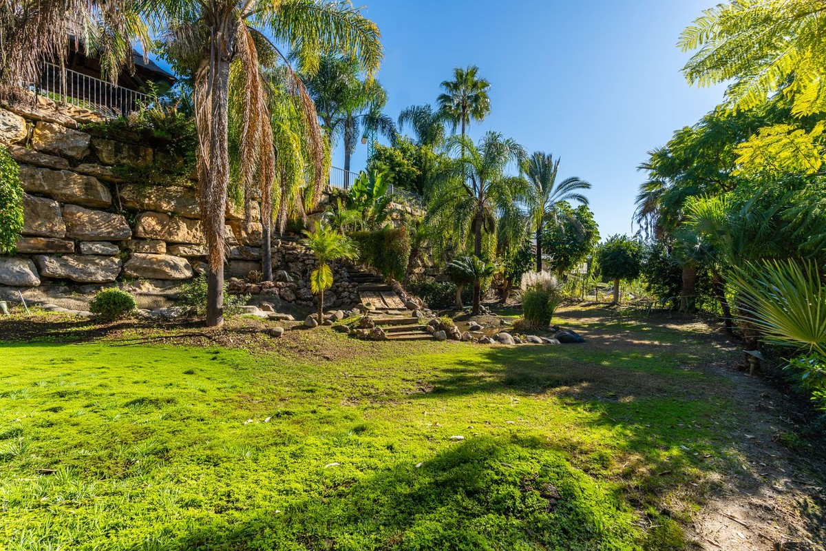Reduced Andalusian villa with renovation potential El Paraiso Benahavis