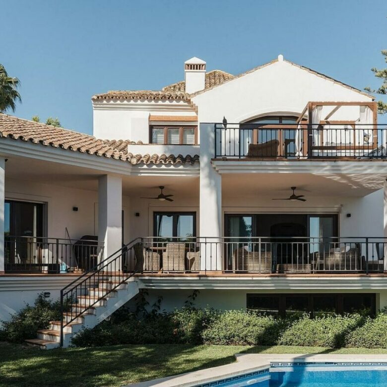 FOR SALE 🏡 South-West Facing Andalusian Villa with Sea Views, Gym and Pool – El Rosario, Marbella 🇪🇸