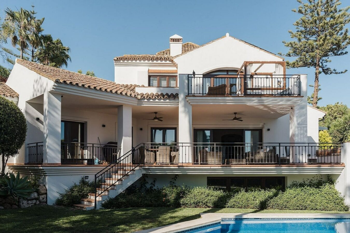 Andalusian villa with sea views and pool in El Rosario, Marbella East