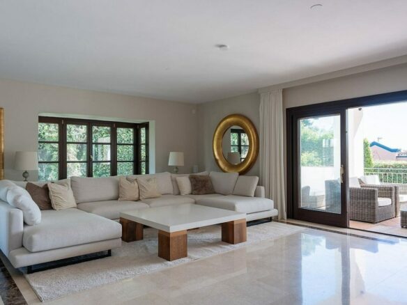 Andalusian villa with sea views and pool in El Rosario, Marbella East