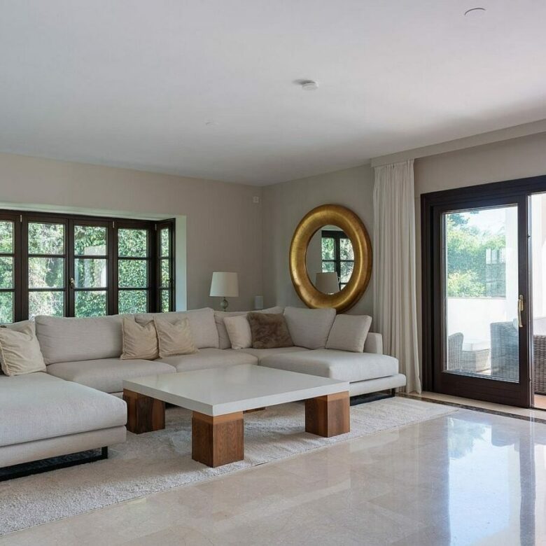 Andalusian villa with sea views and pool in El Rosario, Marbella East
