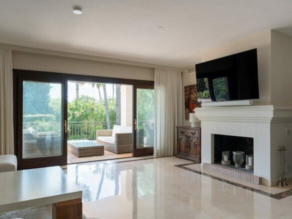 Andalusian villa with sea views and pool in El Rosario, Marbella East