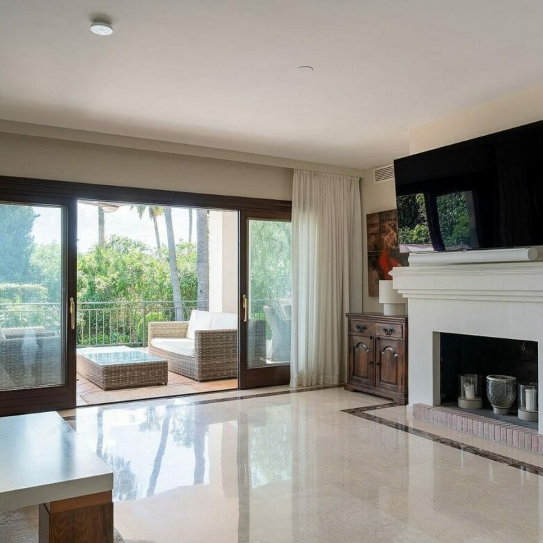 Andalusian villa with sea views and pool in El Rosario, Marbella East