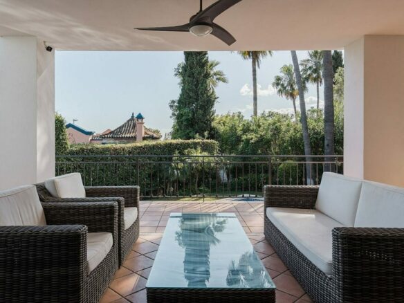 Andalusian villa with sea views and pool in El Rosario, Marbella East