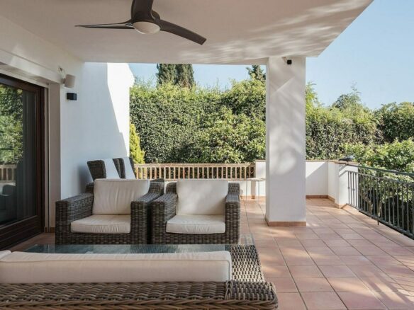 Andalusian villa with sea views and pool in El Rosario, Marbella East