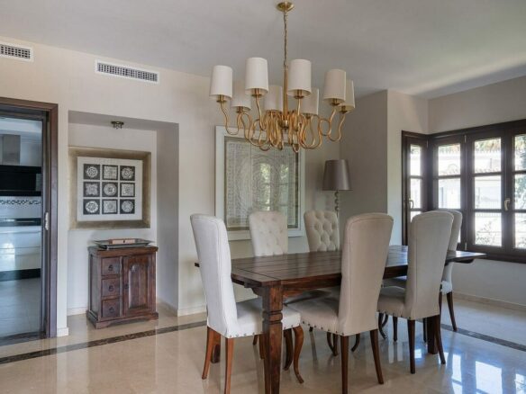 Andalusian villa with sea views and pool in El Rosario, Marbella East