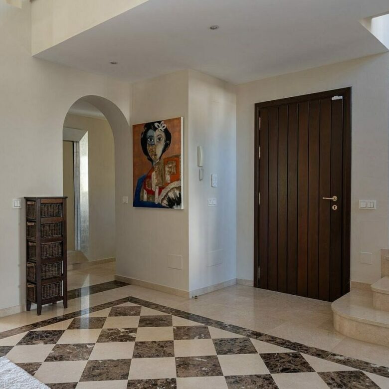 Andalusian villa with sea views and pool in El Rosario, Marbella East