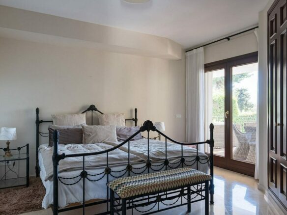 Andalusian villa with sea views and pool in El Rosario, Marbella East