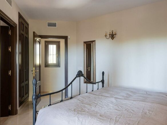 Andalusian villa with sea views and pool in El Rosario, Marbella East