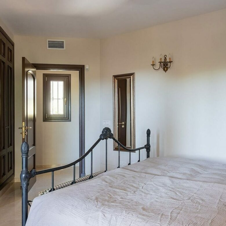 Andalusian villa with sea views and pool in El Rosario, Marbella East