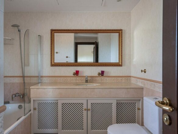 Andalusian villa with sea views and pool in El Rosario, Marbella East
