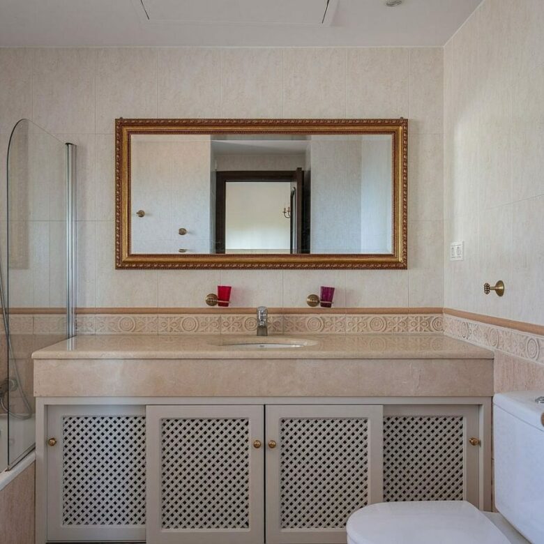 Andalusian villa with sea views and pool in El Rosario, Marbella East
