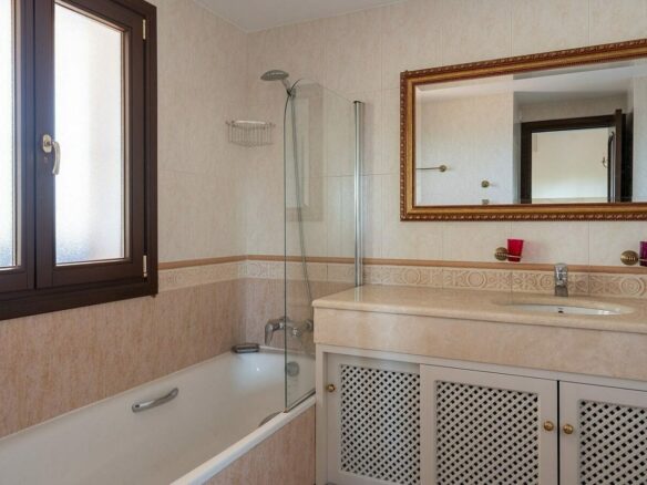 Andalusian villa with sea views and pool in El Rosario, Marbella East