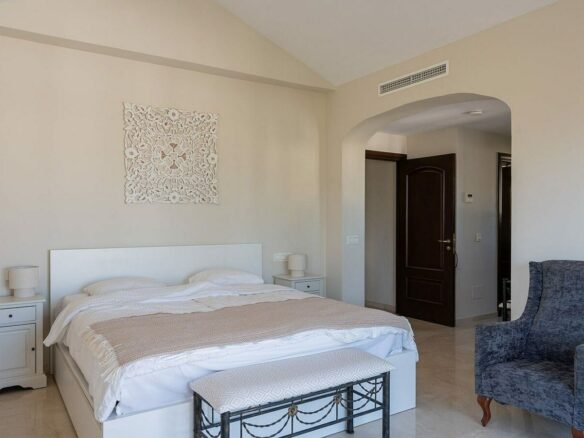 Andalusian villa with sea views and pool in El Rosario, Marbella East