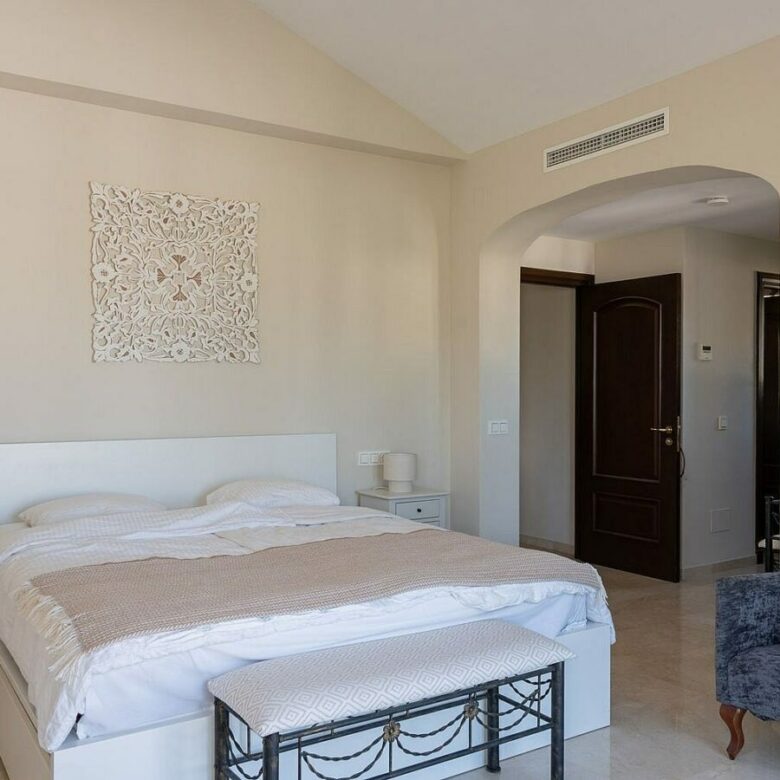 Andalusian villa with sea views and pool in El Rosario, Marbella East