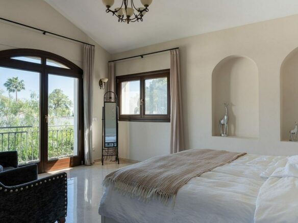 Andalusian villa with sea views and pool in El Rosario, Marbella East
