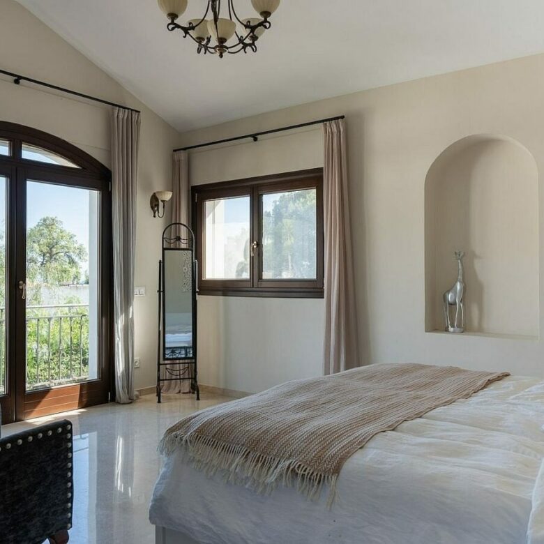 Andalusian villa with sea views and pool in El Rosario, Marbella East