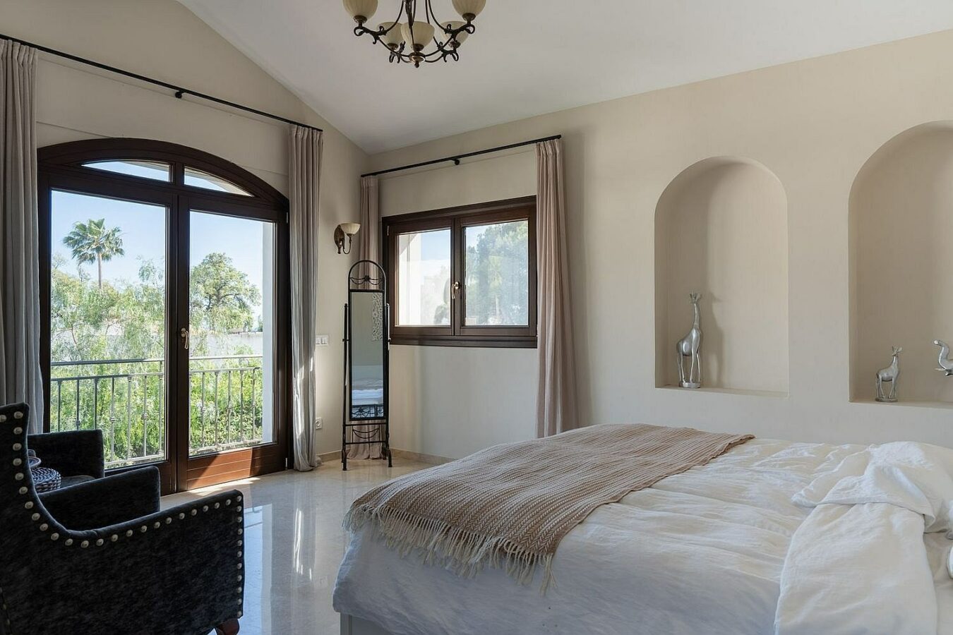 Andalusian villa with sea views and pool in El Rosario, Marbella East