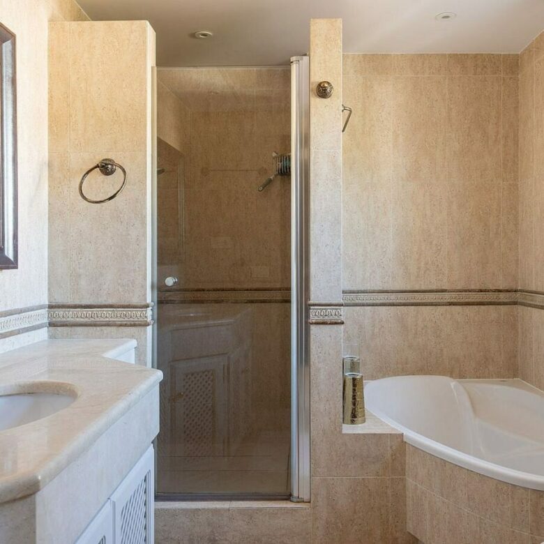 Andalusian villa with sea views and pool in El Rosario, Marbella East