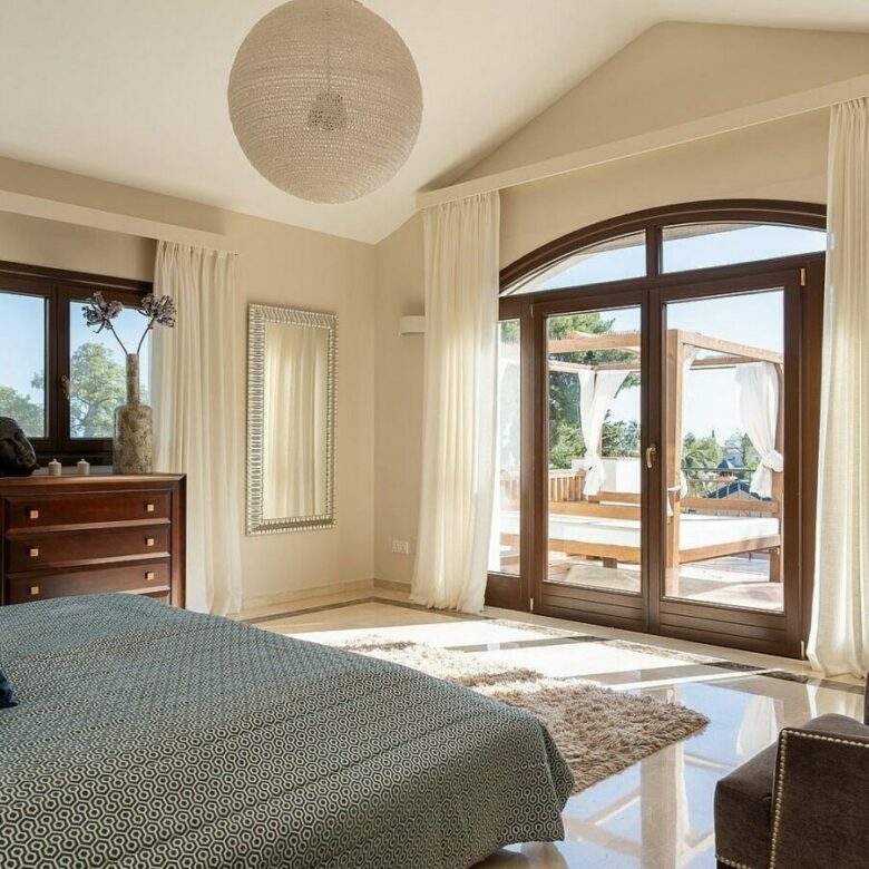 Andalusian villa with sea views and pool in El Rosario, Marbella East