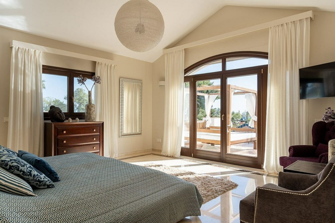 Andalusian villa with sea views and pool in El Rosario, Marbella East