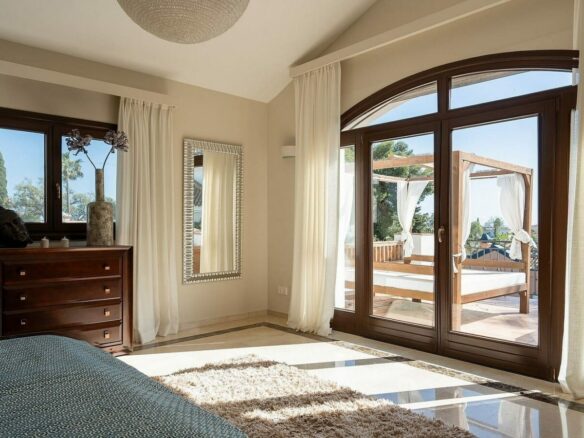 Andalusian villa with sea views and pool in El Rosario, Marbella East