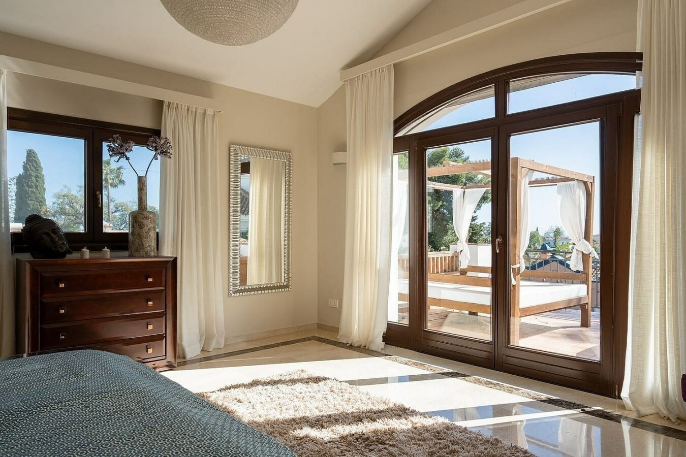 Andalusian villa with sea views and pool in El Rosario, Marbella East
