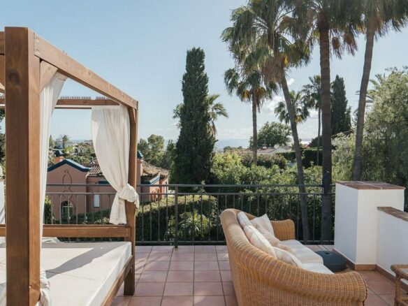 Andalusian villa with sea views and pool in El Rosario, Marbella East