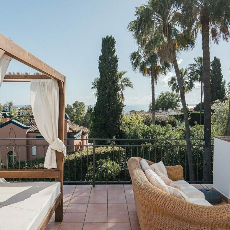Andalusian villa with sea views and pool in El Rosario, Marbella East