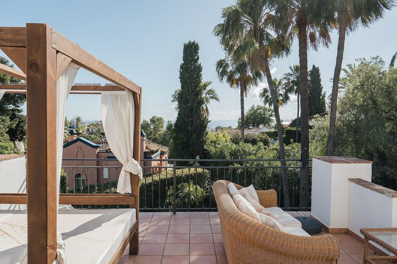 Andalusian villa with sea views and pool in El Rosario, Marbella East