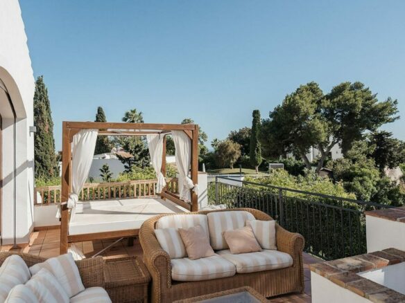 Andalusian villa with sea views and pool in El Rosario, Marbella East
