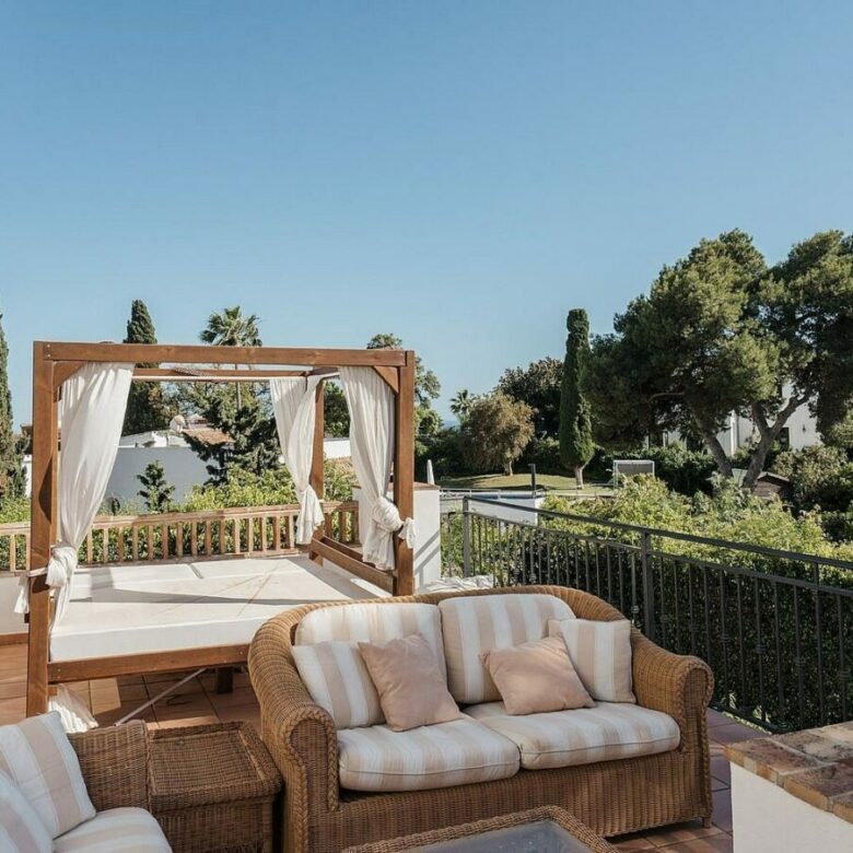 Andalusian villa with sea views and pool in El Rosario, Marbella East