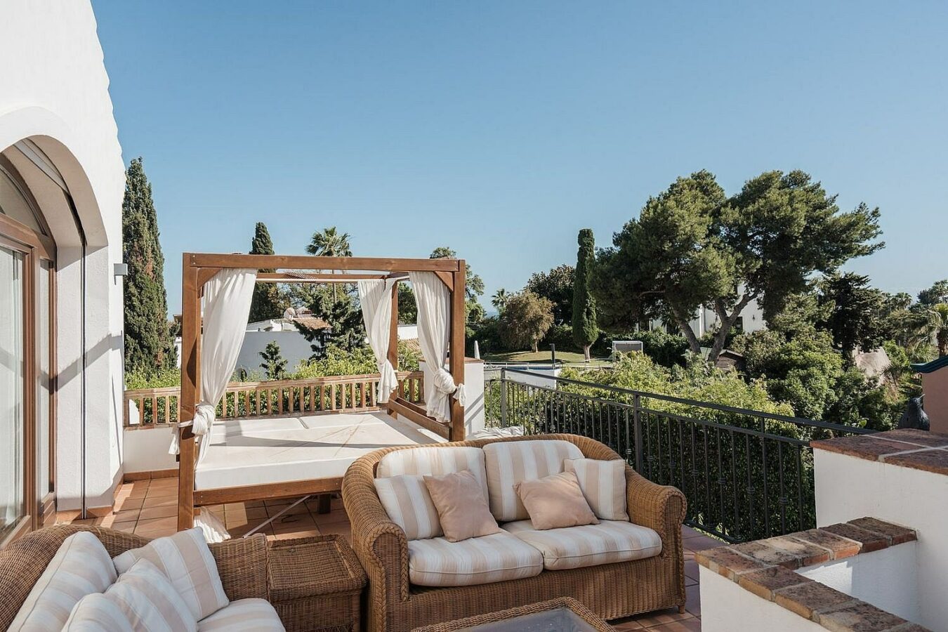 Andalusian villa with sea views and pool in El Rosario, Marbella East