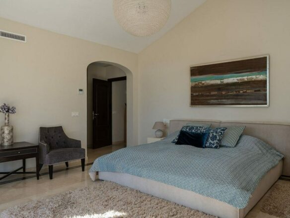 Andalusian villa with sea views and pool in El Rosario, Marbella East