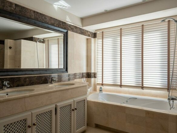 Andalusian villa with sea views and pool in El Rosario, Marbella East