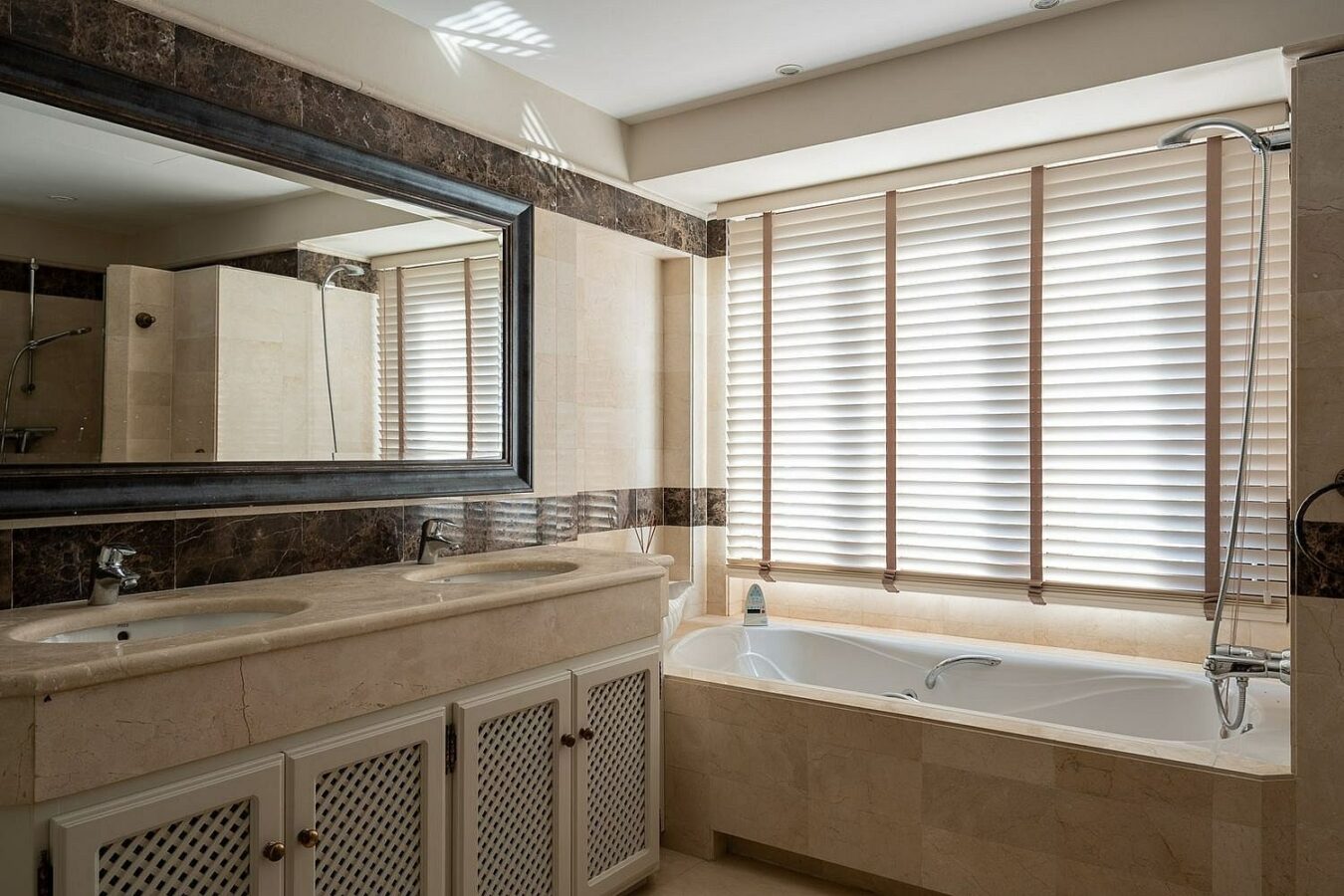 Andalusian villa with sea views and pool in El Rosario, Marbella East