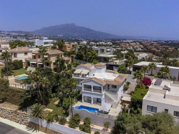 Andalusian villa with panoramic sea views and pool in La Alqueria, Benahavis