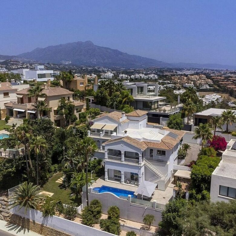 Andalusian villa with panoramic sea views and pool in La Alqueria, Benahavis