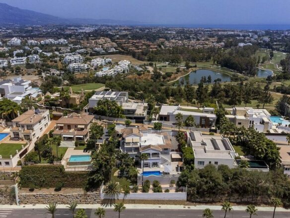 Andalusian villa with panoramic sea views and pool in La Alqueria, Benahavis