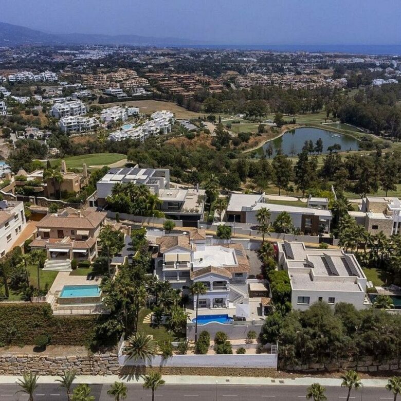 Andalusian villa with panoramic sea views and pool in La Alqueria, Benahavis