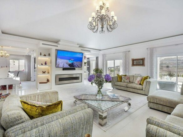Andalusian villa with panoramic sea views and pool in La Alqueria, Benahavis