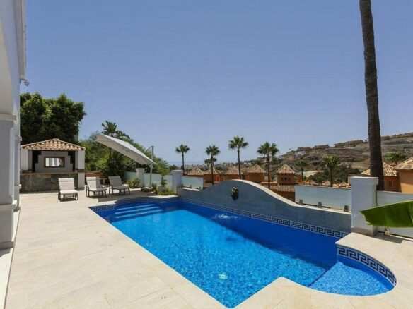 Andalusian villa with panoramic sea views and pool in La Alqueria, Benahavis