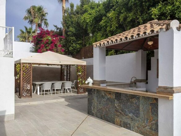 Andalusian villa with panoramic sea views and pool in La Alqueria, Benahavis